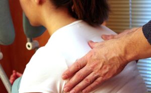 DOLOR-EN-EL-HOMBRO-2. SHIATSU: Exclusivamente, CORRECCIONES ENERGÉTICAS, MASAJES ENERGÉTICOS Y ACUPRESIÓN o DIGITOPUNTURA. Esguince tobillo, fascitis plantar, ciática, dolor glúteos/músculo piramidal, lumbares, hernia discal, cervicales, dolor hombro, mano, muñeca. TOLEDO-LILLO-VILLACAÑAS-QUINTANAR DE LA ORDEN-OCAÑA-MADRID.