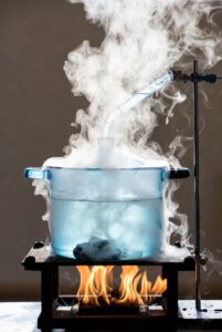 Composición química, con sus elementos más característicos, de la 1º) SAL MARINA DE SALINAS (EVAPORADA SOBRE TIERRA, POR LO QUE MUCHOS MINERALES/OLIGOELEMENTOS SE PIERDEN EN EL FONDO, EN LA TIERRA, Y NO SE RECOGEN EN LA SAL MARINA EVAPORADA COSECHADA), y, 2º) SAL PROCEDENTE DE EVAPORACIÓN DEL AGUA DE MAR EN UN RECIPIENTE QUE LA RECOGE COMPLETA, SIN PERDIDA ALGUNA DE MINERALES/OLIGOELEMENTOS